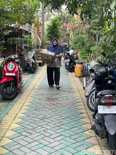 Warga Memasukkan Sampah Plastik