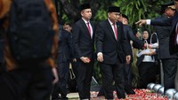 Sejumlah menteri Kabinet Merah Putih juga melakukan tabur bunga. 