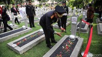 Sejumlah perwira polisi juga melakukan tabur bunga di makam pahlawan. 