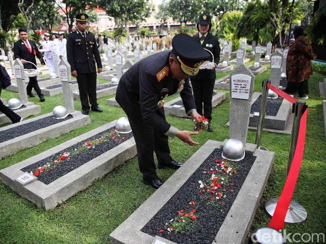 Penasihat Khusus Presiden, Wiranto dan sejumlah menteri Kabinet Merah Putih melakukan tabur bunga di TMP Kalibata, Jakarta Selatan, Minggu (10/11/2024). Tabur bunga dilakukan usai upacara Hari Pahlawan.