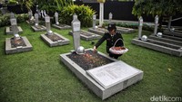 Polwan juga ikut tabur bunga di TMP Kalibata. 