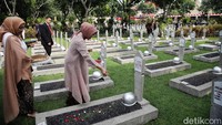 Para peziarah melakukan tabur bunga di makam pahlawan. 