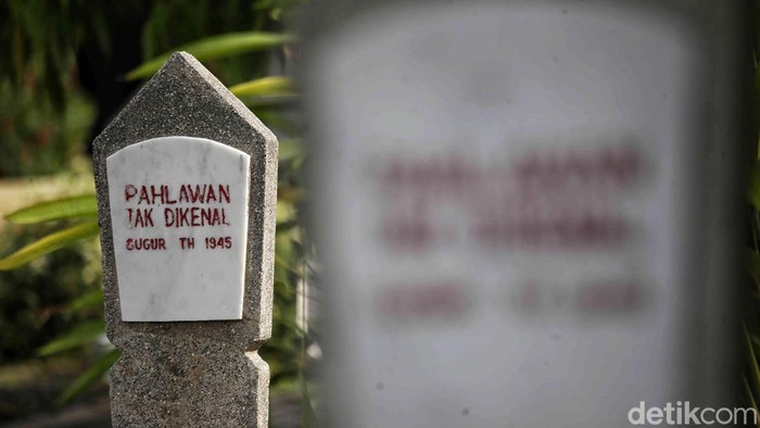 Penasihat Khusus Presiden, Wiranto dan sejumlah menteri Kabinet Merah Putih melakukan tabur bunga di TMP Kalibata, Jakarta Selatan, Minggu (10/11/2024). Tabur bunga dilakukan usai upacara Hari Pahlawan.