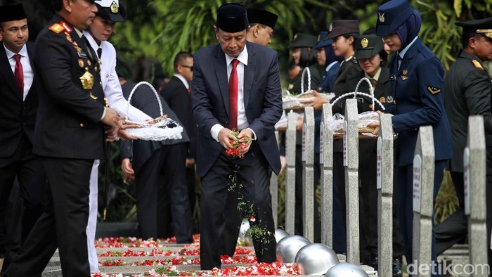Penasihat Khusus Presiden, Wiranto dan sejumlah menteri Kabinet Merah Putih melakukan tabur bunga di TMP Kalibata, Jakarta Selatan, Minggu (10/11/2024). Tabur bunga dilakukan usai upacara Hari Pahlawan.