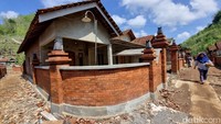 Kampung yang dikenal karena terlambat merasakan sinar matahari dan lebih awal merasakan suasana gelap ini kini sedang bersolek bak kerajaan.