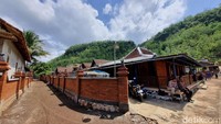 Tak hanya itu, setiap rumah di Wotawati memiliki gapura dengan bentuk yang sama dan menggunakan bata merah ekspose. Gapura itu dibangun mirip masa kerajaan sehingga menambah kesan tersendiri saat mengunjungi Wotawati.