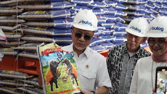 Zulhas Pastikan Stok Beras Jelang Nataru Aman.