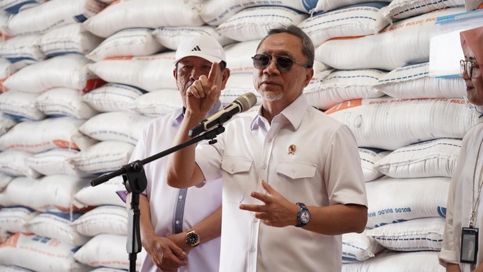 Zulhas Pastikan Stok Beras Jelang Nataru Aman.