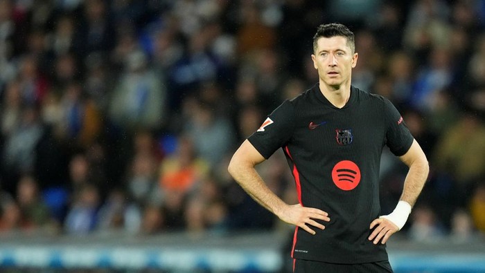 Robert Lewandowski centre-forward of Barcelona and Poland during the LaLiga match between Real Sociedad and FC Barcelona at Reale Arena on November 10, 2024 in San Sebastian, Spain. (Photo by Jose Breton/Pics Action/NurPhoto via Getty Images)