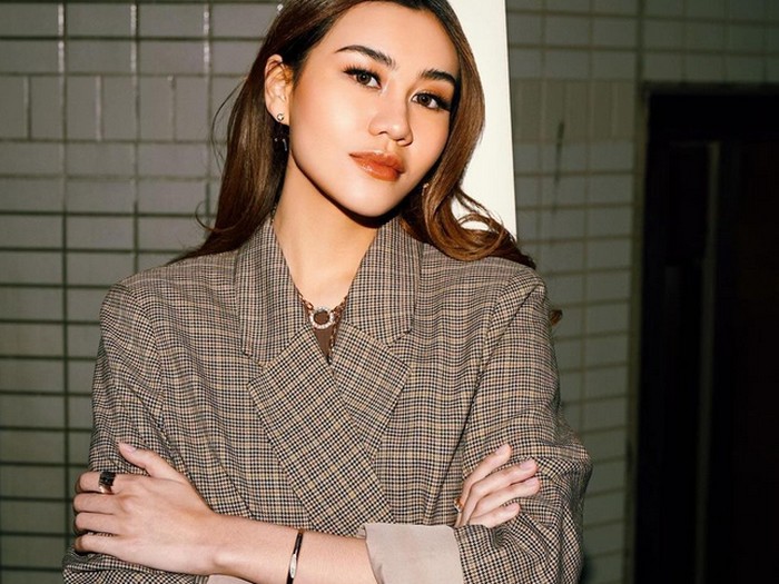 Aaliyah Massaid mengungkapkan skincare rutin sehari-hari yang bisa kamu terapkan di rumah.