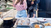 Potret pasangan suami istri Adly Fairuz dan Angbeen Rishi mencuri perhatian karena jauh dari gosip. Empat tahun berumah tangga justru membuat mereka semakin romantis. Foto: Instagram @adlyfairuz