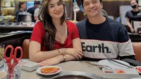 Saat pacaran, keduanya sama-sama cemburuan. Karenanya mereka sempat membuat surat perjanjian agar tidak saling posesif. Foto: Instagram @adlyfairuz
