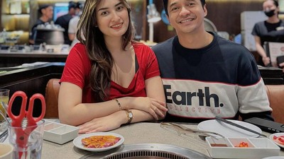 Kompaknya Pasutri Adly Fairuz dan Angbeen Rishi yang Hobi Kulineran
