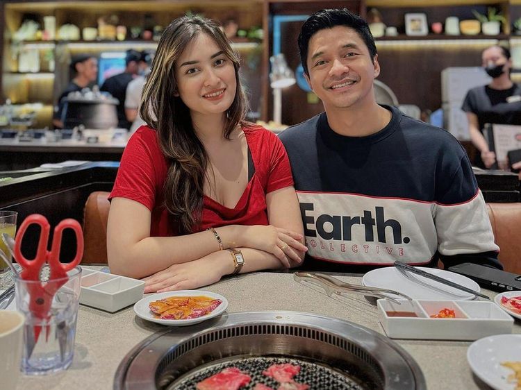 Kompaknya Pasutri Adly Fairuz dan Angbeen Rishi yang Hobi Kulineran