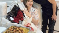 Saking doyannya dengan nasi biryani, bahkan makanan tersebut menjadi hidangan spesial di hari ultang tahun pernikahannya. Nasi biryaninya disajikan dengan ayam panggang.  Foto: Instagram @adlyfairuz