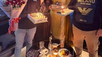 Bahkan aktor Cinta Fitri tersebut punya YouTube khusus bareng sang istri untuk membuat konten memasak dan kulineran bersama. Foto: Instagram @adlyfairuz
