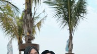 Ini adalah momen romantis Adly Fairuz saat berlibur dengan Angbeen Rishi. Ia menikmati keindahan pantai, sambil memesan minuman favoritnya. Foto: Instagram @adlyfairuz