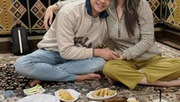 Di Instagramnya, pria kelahiran 14 April 1987 ini juga sering membagikan momen kulineran bersama istri, seperti pada momen menikmati nasi biryani ini. Foto: Instagram @adlyfairuz