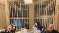 Terakhir ada momen Adly Fairuz dan Angbeen Rishi saat mengajak kedua orang tuanya untuk makan di sebuah restoran barbeque. Mereka tampak harmonis. Foto: Instagram @adlyfairuz