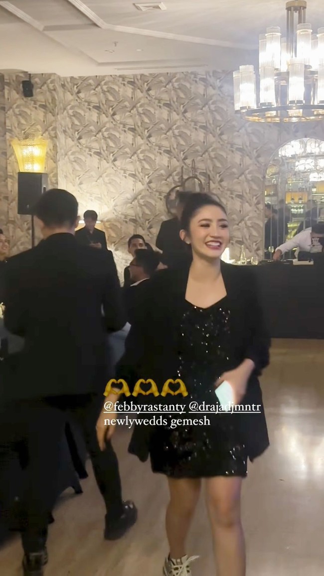 Di acara after party tersebut wanita 28 tahun itu tampil lebih santai dengan mengenakan busana serba hitam. Ia tampak memadukan mini dress bling-blingnya dengan blazer senada. Foto: Instagram