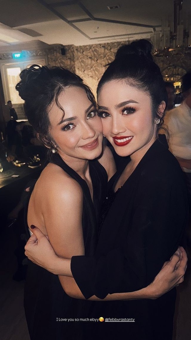 Acara after party tersebut digelar secara intimate. Salah satu sahabat Febby, Enzy Storia, tampak hadir. Masih dengan riasan glam look setelah resepsi, Febby dan Enzy tampil cantik berpose bersama. Foto: Instagram