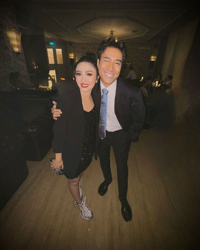 Berpose bersama Vidi Aldiano, terlihat penampilan Febby yang santai mengenakan sepasang sepatu sneakers putih. Menatap ke arah kamera, keduanya tampak memamerkan senyum indah mereka. Foto: Instagram