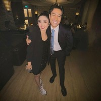 Berpose bersama Vidi Aldiano, terlihat penampilan Febby yang santai mengenakan sepasang sepatu sneakers putih. Menatap ke arah kamera, keduanya tampak memamerkan senyum indah mereka. Foto: Instagram