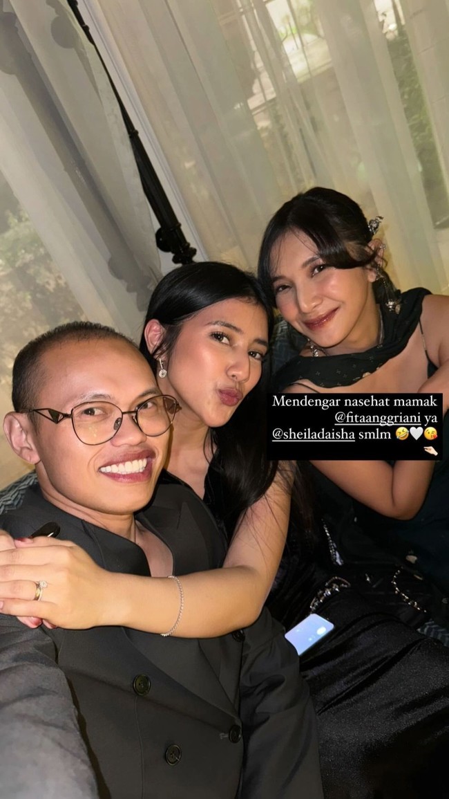 Beberapa rekan Febby yang lain, seperti Fita Anggraini, Wanda Hara, serta istri Vidi Aldiano, Sheila Dara juga terlihat hadir. Terlihat para tamu undangan yang hadir juga kompak mengenakan pakaian hitam. Foto: Instagram