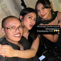 Beberapa rekan Febby yang lain, seperti Fita Anggraini, Wanda Hara, serta istri Vidi Aldiano, Sheila Dara juga terlihat hadir. Terlihat para tamu undangan yang hadir juga kompak mengenakan pakaian hitam. Foto: Instagram