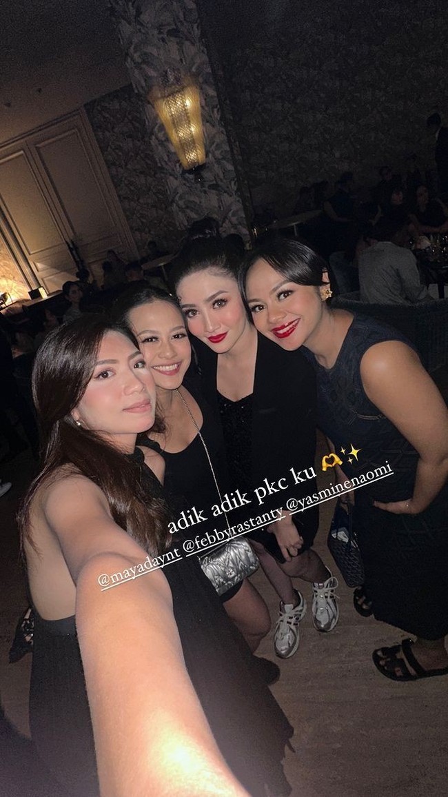 Tampil dengan busana hitam dan lipstik merah membuat penampilan Febby terlihat bold. Berpose bersama para bridesmaid di acara pernikahannya, Febby terlihat mempesona. Foto: Instagram