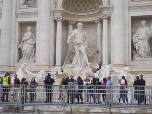 Terbangkan Drone di Trevi Fountain, Turis Ditilang deh