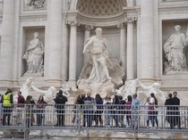 Terbangkan Drone di Trevi Fountain, Turis Ditilang deh