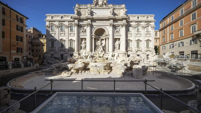 Air Mancur Paling Populer di Roma Surut Imbas Renovasi A small pool is seen in front of the Trevi Fountain to allow tourists to throw their coins in it, as the fountain has been emptied to undergo maintenance work that it is expected to be completed by the end of the year, in Rome, Friday, Nov. 1, 2024. (AP Photo/Andrew Medichini)