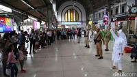 Para karyawan KCI tampil dengan kostum khas zaman penjajahan Belanda, menambahkan sentuhan bersejarah dalam kegiatan yang digelar.  