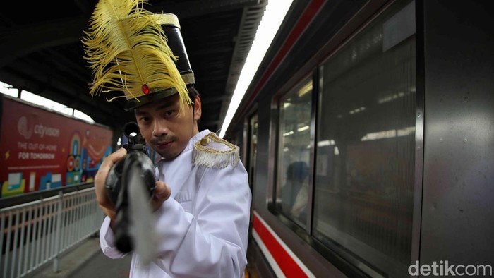 Aksi Teatrikal Hari Pahlawan Meriahkan Stasiun Jakarta Kota Pemeran dari pegawai KAI Commuter Line melakukan teartrikal untuk memperingati Hari Pahlawan di Stasiun Kota, Jakarta, Senin (11/11/2024).