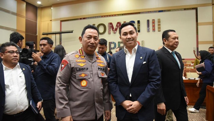 Anggota Komisi III DPR Stevano Rizki Andranacus bersama Kapolri Jenderal Listyo Sigit Prabowo.