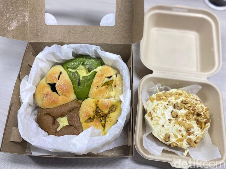 Cream Cheese Buns Topping Pistachio yang Empuk Lembut