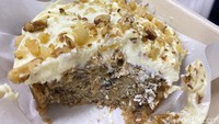 Kami juga mencoba Banana Walnut Cake (Rp 35.000). Ukuran diameter cake ini 10 cm, penyajiannya mirip bento cake. Dasarnya cake ini adalah kue bolu pisang yang manis lembut dipadukan dengan cream cheese gurih. Foto: detikFood/Yenny Mustika Sari