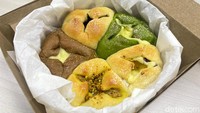 Cream cheese buns yang ditawarkan oleh Appetito ini memiliki aneka topping menarik. Di antaranya ada pistachio, cranberry, matcha, cokelat, dan chai. Varian topping yang banyak dipesan adalah cranberry. Harganya Rp 73.000 untuk isi mix 5. Foto: detikFood/Yenny Mustika Sari