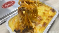 Isinya berupa spaghetti bolognese yang di atasnya diberikan saus bechamel yang melimpah. Saus bechamel ini menambahkan sensasi gurih creamy dari spaghetti bolognese yang gurih asam. Setiap gigitan juga terasa daging cincangnya. Foto: detikFood/Yenny Mustika Sari