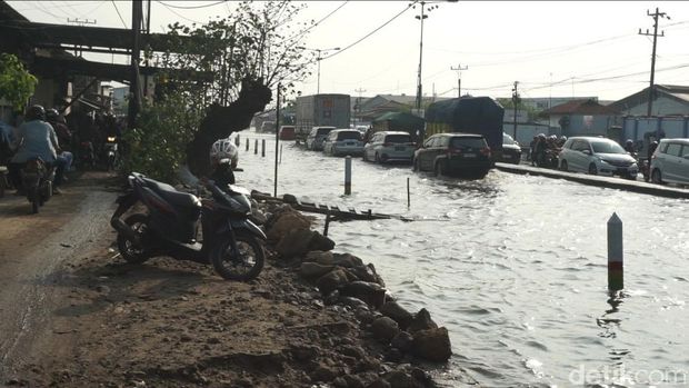 Banjir rob di Jalan Pantura wilayah Desa Sriwulan, Kecamatan Sayung, Demak, pagi ini sekitar pukul 08.00 WIB, Senin (11/11/2024).