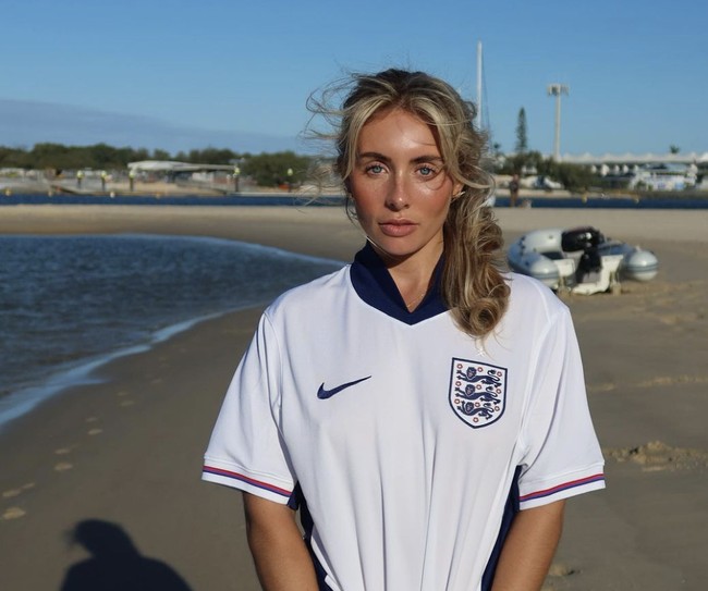 “Saya mendapat kecaman karena tidur dengan pria berusia 18 tahun, tetapi kata kuncinya adalah ‘legal,’” ucapnya kepada Cosmopolitan UK. Foto: dok. Instagram @bonnie_blue_xox