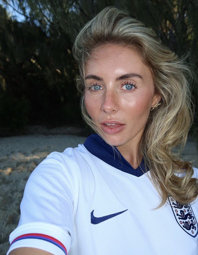 Seperti dikutip detik.com, Pakar Hukum Pidana Universitas Udayana, Dr. Ni Luh Saraswati, menjelaskan tentang hukuman yang bisa menjerat Bonnie Blue: “Hukuman terkait pornografi dan penyebaran konten asusila, terutama yang bermotif komersial, sangat tegas di Indonesia. Pelaku dapat dipidana penjara 1 hingga 12 tahun dan/atau denda hingga miliaran rupiah.” Foto: dok. Instagram @bonnie_blue_xox