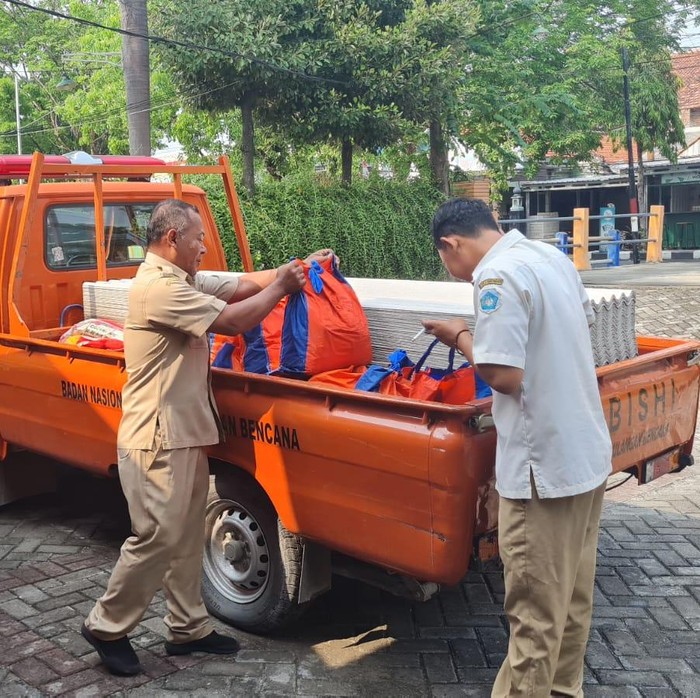 bpbd lamongan salurkan bantuan ke warga korban terdampak angin kencang