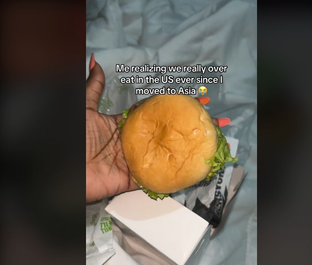 Bule Amerika Ini Kaget dengan Porsi Mini Makanan di Indonesia