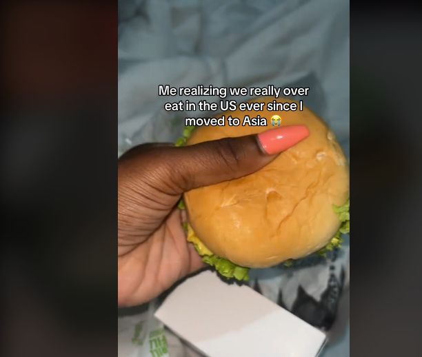 Bule Amerika Ini Kaget dengan Porsi Mini Makanan di Indonesia