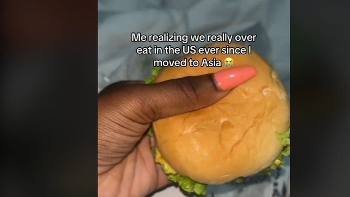 Bule Amerika Ini Kaget dengan Porsi Mini Makanan di Indonesia