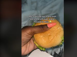 Bule Amerika Ini Kaget dengan Porsi Mini Makanan di Indonesia
