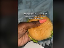 Bule Amerika Ini Kaget dengan Porsi Mini Makanan di Indonesia