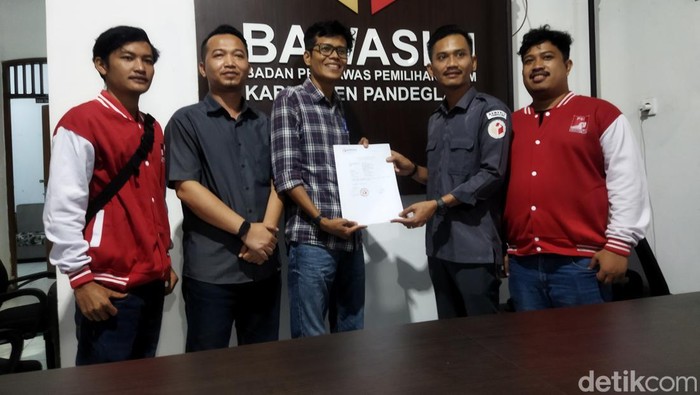 Cabup Pandeglang nomor urut 1, Fitron Nur Ikhsan dilaporkan ke Bawaslu Pandeglang. (Dok Aris Rivaldo/detikcom)